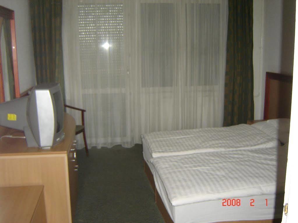 Tisza Sport Hotel Szeged Esterno foto